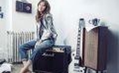 公车上玩弄白嫩少妇